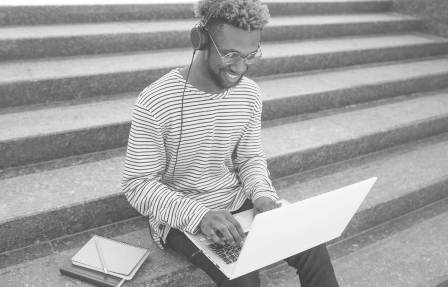 Professional workspace representing Plan-Note's commitment to financial excellence
